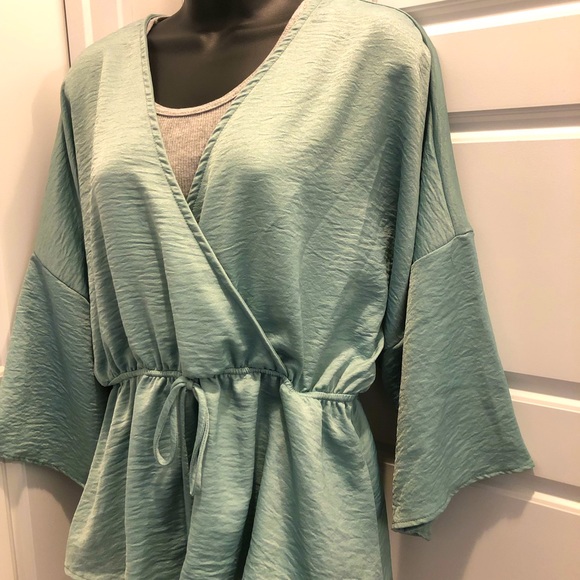 💖 NWOT wrap style top in a beautiful sage green! Size L - Picture 2 of 7